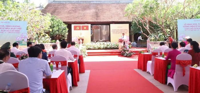 Đồng chí Nguyễn Khắc Thận - Bí thư Tỉnh ủy, Trưởng đoàn ĐBQH tỉnh Nghệ An trình bày diễn văn tại buổi lễ. Ảnh TP