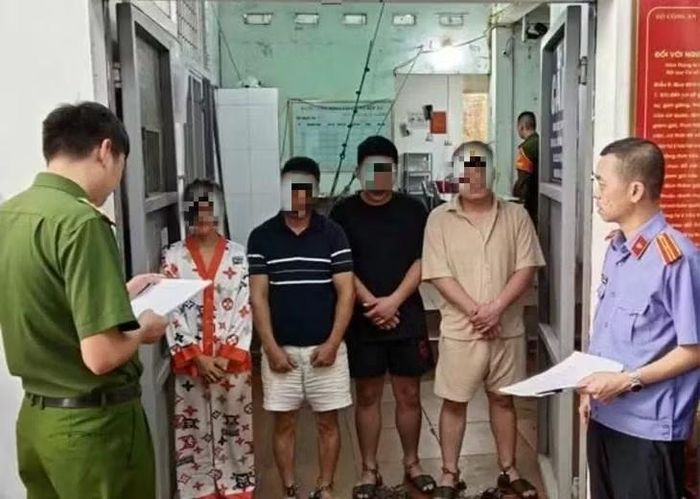 Các đối tượng tại cơ quan công an - Ảnh: CQTT TP Quảng Ninh.