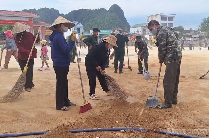 Dịp nghỉ lễ Quốc khánh, nhưng đông đảo người dân vẫn đến làm công tác vệ sinh, chuẩn bị cho lễ khai giảng. Ảnh: Kim Long