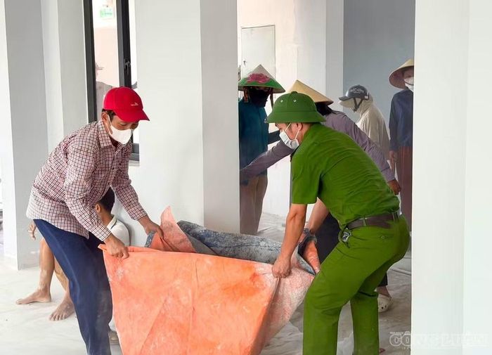 Công an xã Anh Sơn chung tay tham gia tổng dọn vệ sinh tại Trường Phổ thông nội trú liên cấp xã Anh Sơn. Ảnh: Kim Long