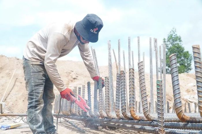 Công nhân đang thi công các hạng mục ở cầu Hà Nhe thuộc gói thầu XL.02 (ảnh T.D)