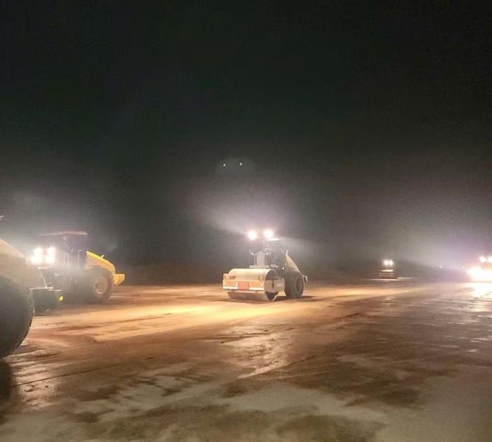 Hàng trăm máy móc, kỹ sư, công nhân được huy động làm việc “3 ca, 4 kíp” trên cao tốc Quy Nhơn - Pleiku (ảnh T.D)