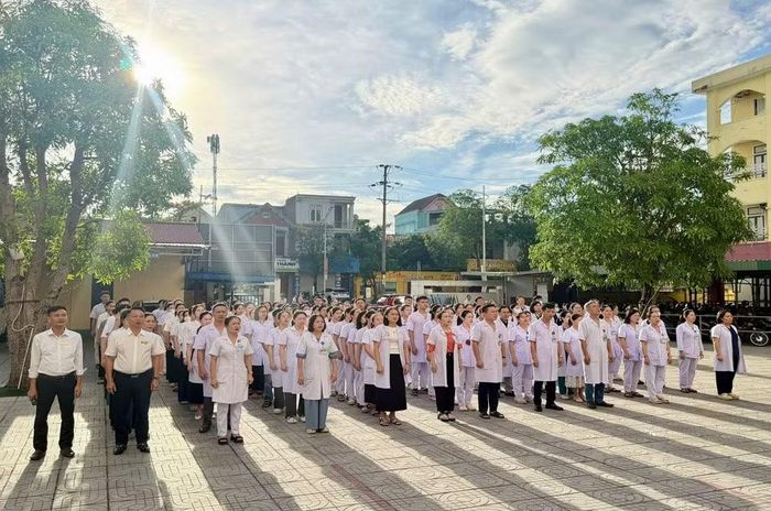 Cán bộ, viên chức, người lao động Bệnh viện Phục hồi chức năng Hà Tĩnh thực hiện nghi lễ chào cờ.