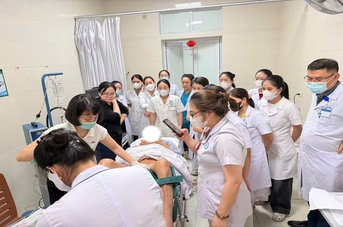 Bệnh viện Bạch Mai hỗ trợ chuyên môn, chuyển giao kỹ thuật niệu động học cho đội ngũ y bác sĩ Bệnh viện Phục hồi chức năng Hà Tĩnh.
