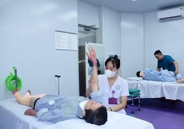 Đội ngũ y bác sĩ, kỹ thuật viên tận tình hướng dẫn người bệnh luyện tập, hướng tới phục hồi toàn diện và nâng cao chất lượng cuộc sống.