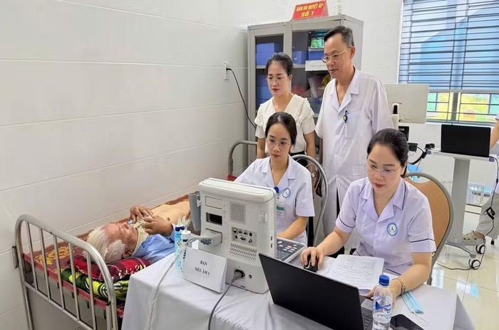 Bệnh viện Phục hồi chức năng Hà Tĩnh tổ chức khám sức khỏe miễn phí, chăm sóc sức khỏe cho các thương binh trên địa bàn xã Cẩm Bình.