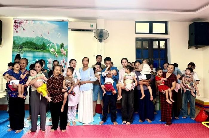 Những phần quà nghĩa tình được trao đến các em nhỏ có hoàn cảnh khó khăn tại Đơn vị Nhi khoa, tiếp thêm động lực để các em vững tin trên hành trình điều trị.