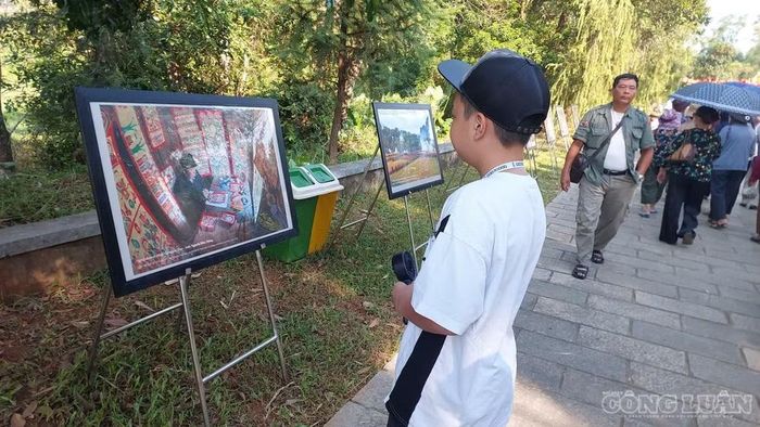 Không gian triển lãm ảnh vẻ đẹp miền non nước tại Phiên chợ vùng cao