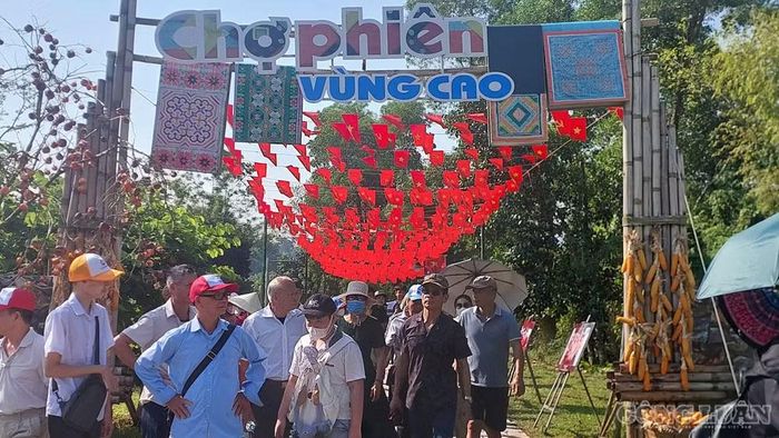 Rực rỡ sắc đỏ tại Chợ phiên vùng cao. Ảnh: Đào Vinh