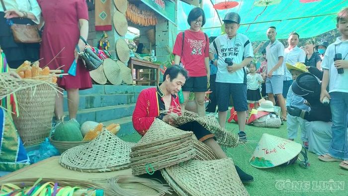 Những chiếc nón được tạo ra từ đôi tay của các nghệ nhân tài hoa. Ảnh: Đào Vinh
