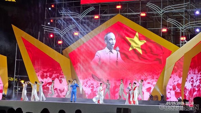 Chương I với chủ đề “Ký ức hào hùng”, đưa khán giả hồi tưởng về giai đoạn từ khi Bác Hồ ra đi tìm đường cứu nước đến Cách mạng tháng Tám năm 1945 thành công.