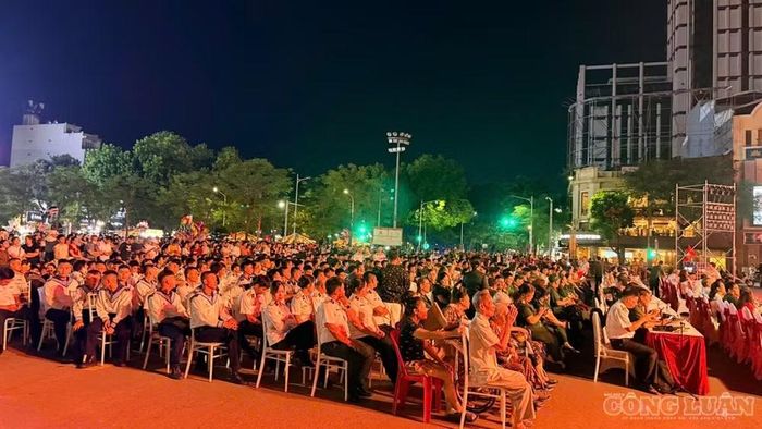 Đông đảo người dân và du khách tham dự chương trình nghệ thuật "Dưới ánh sao độc lập".