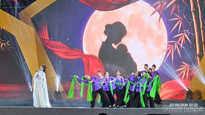 Chương trình được thể hiện bởi tập thể nghệ sĩ diễn viên Nhà hát Nghệ thuật đương đại Hải Phòng, Đoàn Văn công Quân khu 3.