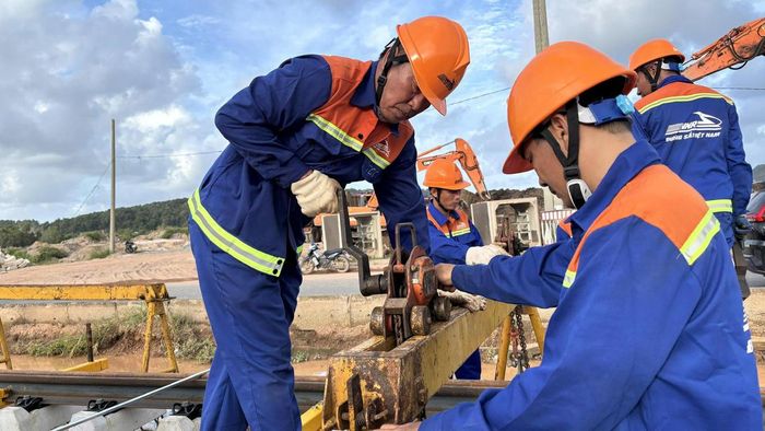 Ông Lê Quý Công (phía bên trái ảnh) là một trong những công nhân giàu kinh nghiệm được ban điều hành tin tưởng giao nhiệm vụ tham gia thi công tuyến LRT Phú Quốc. Ảnh: Thanh Vũ