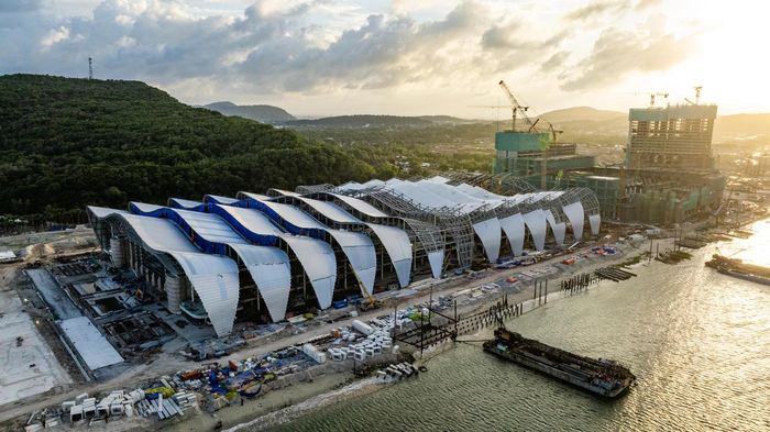 Hệ mái mô phỏng 13 nhịp sóng biển tại Trung tâm Hội nghị APEC đang được gấp rút hoàn thiện. Ảnh: TDC