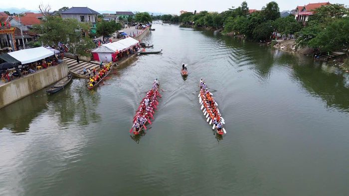 Những mái chèo đồng loạt hạ xuống, tạo nên cuộc tranh tài quyết liệt trên dòng Kiến Giang dịp Quốc khánh 2/9. (Ảnh: Trần Long)