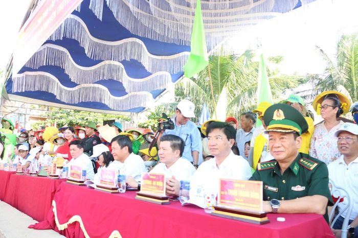Các đại biểu dự lễ hội đua thuyền truyền thống xã Hoà Trạch lần thứ nhất. (Ảnh: M.P)