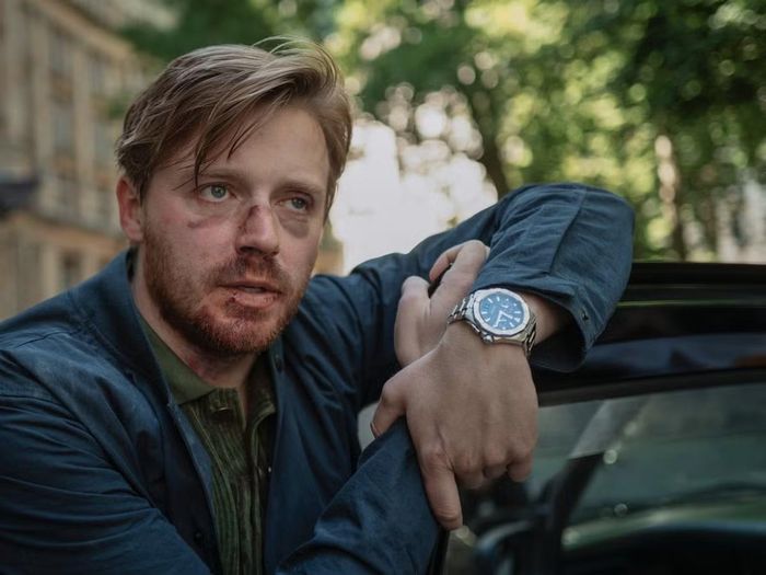 Khác với vẻ hào hoa, lịch lãm của James Bond, hình tượng điệp viên gắn liền với Jack Lowden nhếch nhác, thất bại. Ảnh: Apple TV+.