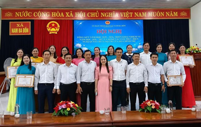 Một số cán bộ, giáo viên trường THCS Đồng Sỹ Nguyên chụp ảnh lưu niệm.