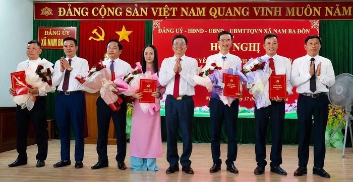 Lãnh đạo xã Nam Ba Đồn trao quyết định, tặng hoa chúc mừng các thầy cô giáo được bổ nhiệm trong đợt sáp nhập vừa rồi.