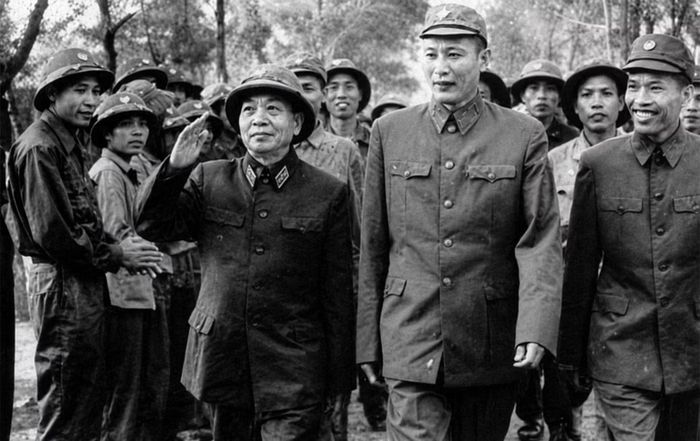 Trung tướng Đồng Sỹ Nguyên đón Đại tướng Võ Nguyên Giáp tại chiến trường Trường Sơn.