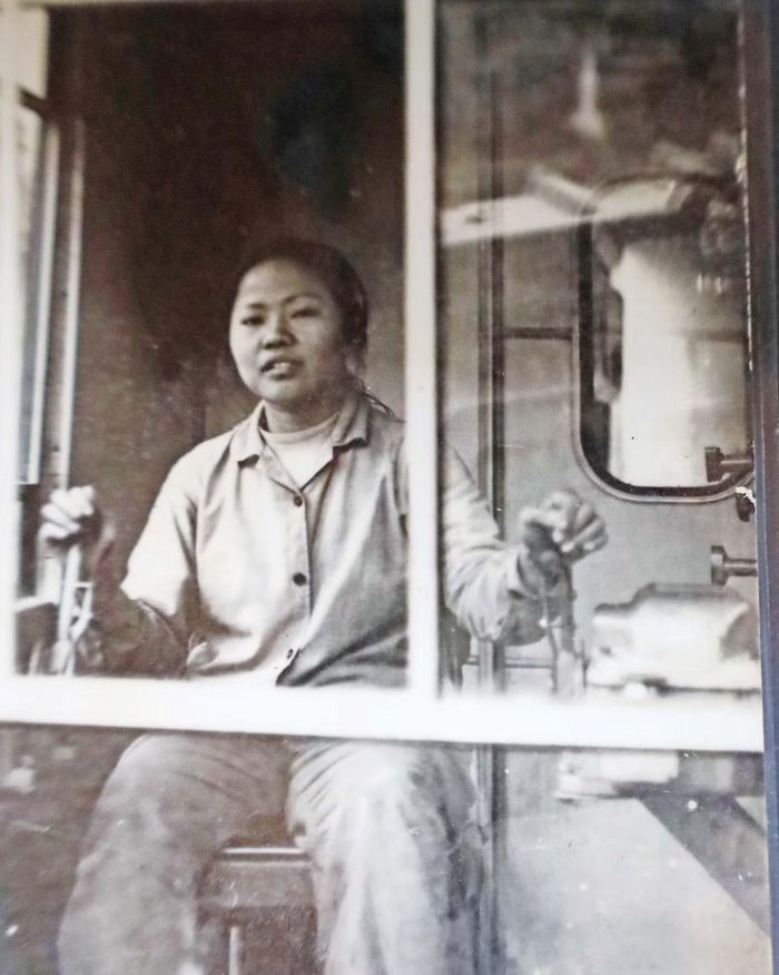 Bà Lê Thị Ngừng điều khiển máy xúc ở công trường Thủy điện Hòa Bình.