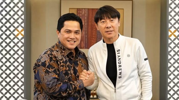 HLV Shin Tae-yong và Chủ tịch PSSI Erick Thohir bắt tay thật chặt trước khi trao nhau cái ôm "làm lành".
