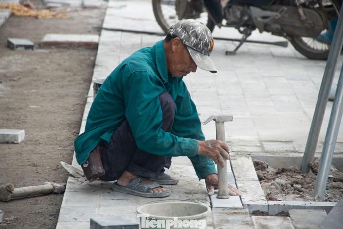 Trên công trường dự án đường Vành đai 1, đội ngũ công nhân vẫn miệt mài thi công, hoàn thiện các hạng mục cuối cùng nhằm đẩy nhanh tiến độ và phấn đấu đưa công trình về đích sớm.