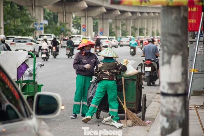 Xuyên kỳ nghỉ lễ, bà Nguyễn Thị Mai Phương (48 tuổi), công nhân môi trường khu vực Thanh Xuân, vẫn đều đặn làm việc trên các tuyến phố, bà chia sẻ, những ngày này lượng rác thải tăng cao khiến công việc thêm phần vất vả. Dù nhớ không khí sum họp cùng gia đình, bà vẫn chủ động đăng ký tăng ca ngày Quốc khánh để vừa có thêm thu nhập, vừa góp phần duy trì vệ sinh môi trường trong dịp nghỉ lễ.