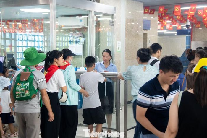 Trong kỳ nghỉ lễ kéo dài 5 ngày, nhu cầu đi lại qua các bến xe tăng cao. Giữa cao điểm phục vụ người dân về quê và du lịch, đội ngũ nhân viên bến xe, tài xế cùng người lao động ngành vận tải vẫn duy trì các ca trực xuyên lễ để phục vụ nhu cầu đi lại của người dân.