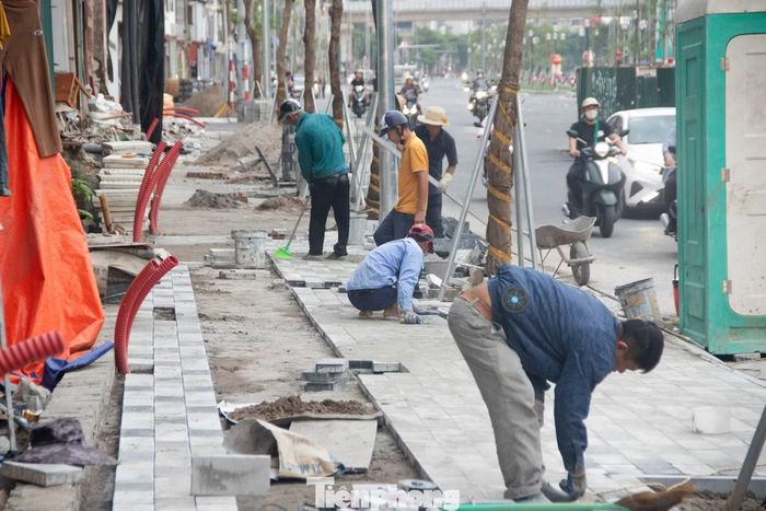 Trong kỳ nghỉ lễ dài ngày, trên nhiều công trường giao thông trọng điểm của Hà Nội, đội ngũ kỹ sư, công nhân cùng hệ thống máy móc vẫn duy trì hoạt động xuyên suốt nhằm đẩy nhanh các hạng mục, bảo đảm tiến độ đề ra.