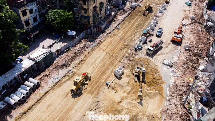  Trong kỳ nghỉ Quốc khánh, nhiều lao động tại Hà Nội vẫn làm việc xuyên lễ để bảo đảm tiến độ các công trình và duy trì hoạt động thiết yếu của thành phố. 