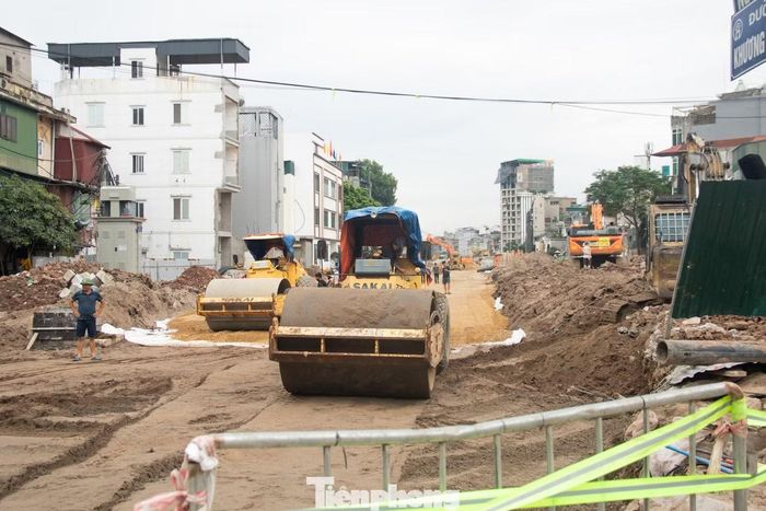 Tại dự án đường Vành đai 2,5 đoạn Cầu Giấy - Khu đô thị mới Dịch Vọng, hàng chục công nhân vẫn duy trì làm việc trong kỳ nghỉ Quốc khánh. Không khí lao động khẩn trương bao trùm toàn công trường nhằm bảo đảm tiến độ thi công không bị gián đoạn.