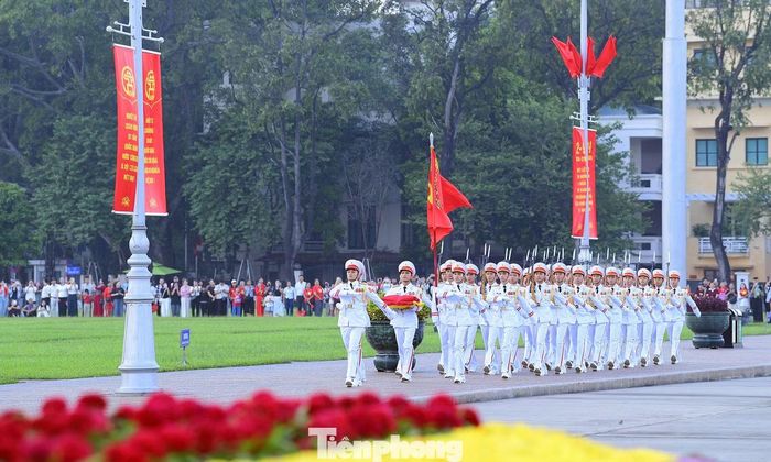 Đúng 5 giờ 50 phút sáng, Đội tiêu binh danh dự tiến hành nghi thức Thượng cờ tại Quảng trường Ba Đình trong không khí trang nghiêm của sáng Quốc khánh 2/9.