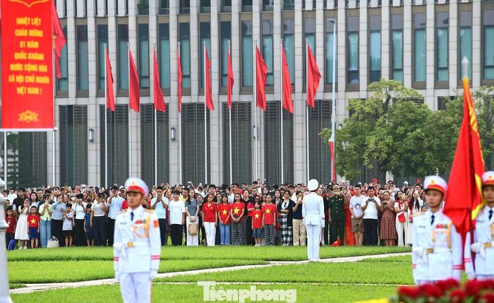Đúng 6 giờ, chiến sỹ đội nghi lễ tung cờ và Quốc kỳ được kéo lên cột cờ cao 29m trong không khí trang nghiêm.