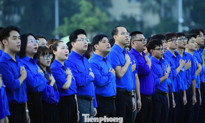 Đông đảo người dân, đoàn viên, thanh niên đứng trang nghiêm quanh Quảng trường Ba Đình, cùng hướng về lá Quốc kỳ trong thời khắc diễn ra Lễ Thượng cờ sáng 2/9.