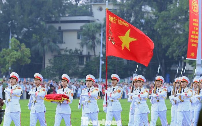 Đội hình thực hiện nghi lễ gồm 37 cán bộ, chiến sỹ. Dẫn đầu là đội Quân kỳ quyết thắng, đi sau là 34 chiến sỹ tiêu binh tượng trưng cho 34 chiến sỹ đầu tiên của Đội Việt Nam tuyên truyền giải phóng quân, tiền thân của Quân đội Nhân dân Việt Nam.