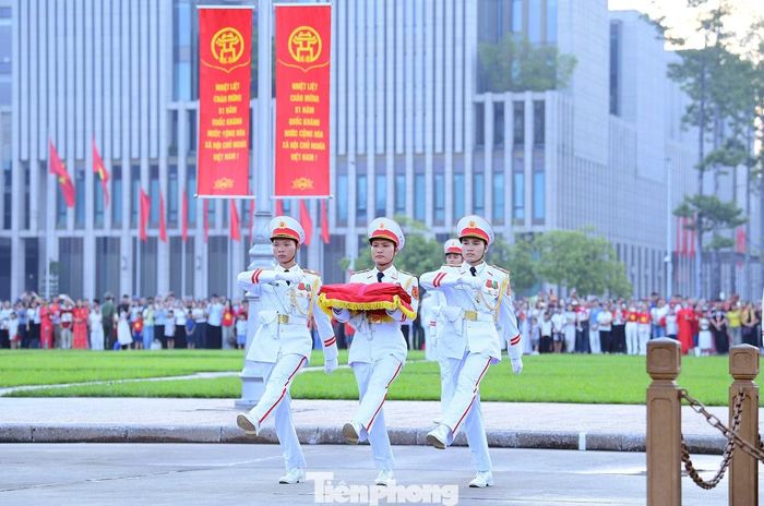 Ba chiến sỹ mang Quốc kỳ tiến về phía cột cờ chuẩn bị thực hiện nghi lễ Thượng cờ.