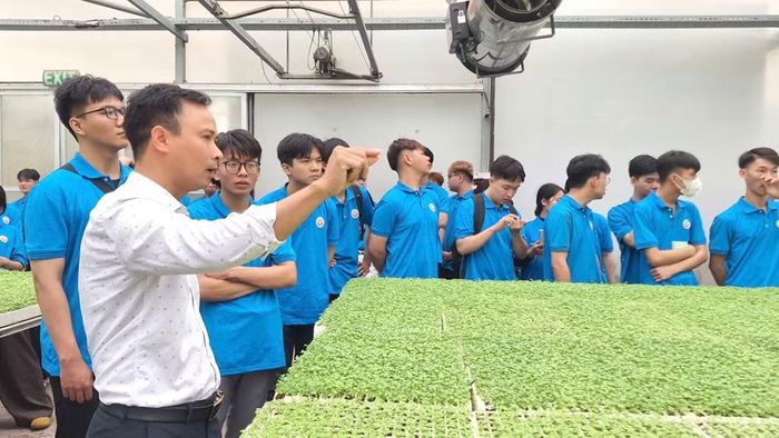 Giảng viên, sinh viên không chỉ đứng trên bục giảng mà trực tiếp thực hành tại thực địa