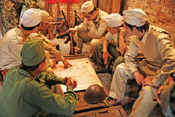 Bạn trẻ trải nghiệm hoạt động mặc quân phục, tìm hiểu lịch sử do Đoàn Hồng Hà tổ chức.