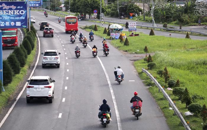 Tại khu vực cầu Cần Thơ, dòng xe hướng về TPHCM và các tỉnh Đông Nam Bộ cũng tăng lên nhưng không xảy ra cảnh kẹt xe, ùn ứ như một số dịp nghỉ lễ trước.