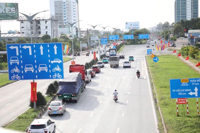 Lượng phương tiện đông, nhưng giao thông trên tuyến quốc lộ 1A vẫn khá ổn định. Các phương tiện di chuyển tương đối thuận lợi, chưa ghi nhận tình trạng ùn tắc kéo dài.