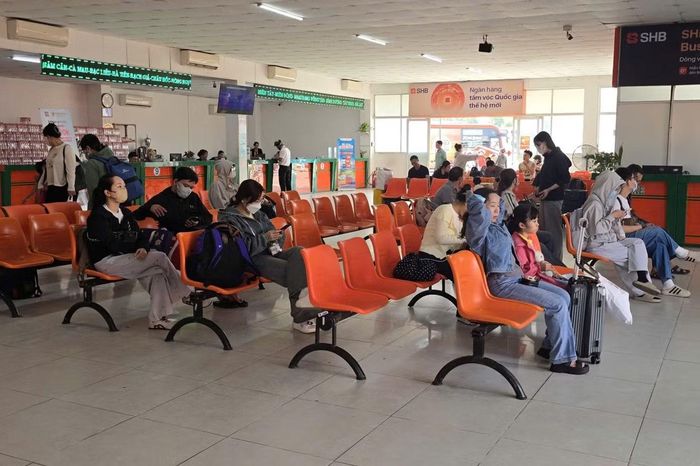 Trong khi đó, tại Bến xe Trung tâm TP. Cần Thơ, lượng hành khách đến mua vé trong sáng 2/9 khá thưa vắng so với những ngày cao điểm lễ. Một số người dân cho biết đã chủ động trở lại thành phố từ sáng sớm để tránh đi vào khung giờ cao điểm. Ảnh: Nhật Huy.