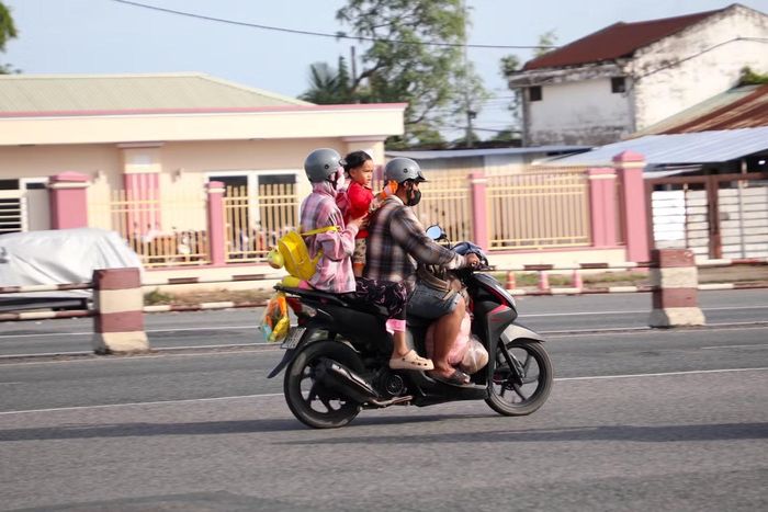 Nhiều gia đình chở theo hành lý, đồ đạc trở lại thành phố để chuẩn bị cho ngày làm việc sau kỳ nghỉ.