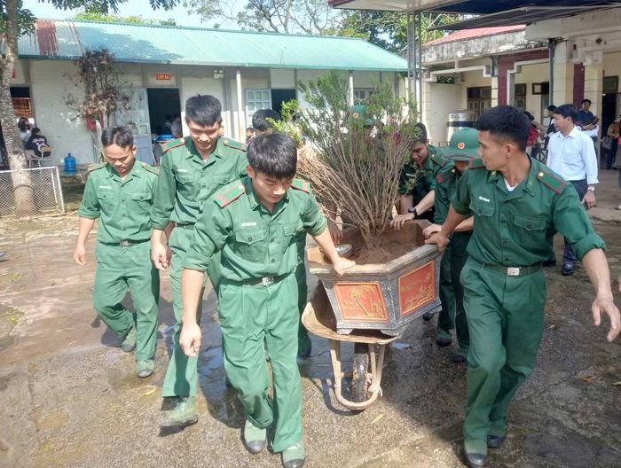 Chiến sĩ Đồn Biên phòng Mường Cai dọn dẹp, chỉnh trang khuôn viên, trồng cây cảnh giúp Trường Mầm non Hoa Đào Mường Cai chuẩn bị năm học mới.