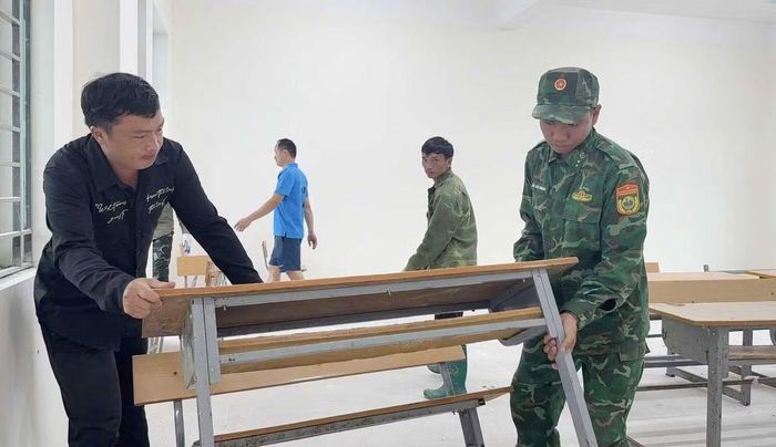 Cán bộ, chiến sĩ Đồn Biên phòng Cửa khẩu quốc tế Lóng Sập vệ sinh, sắp xếp bàn ghế tại Trường Tiểu học và THCS Lóng Sập.
