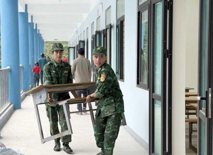 Cán bộ, chiến sĩ Đồn Biên phòng Mường Lèo hỗ trợ Trường Phổ thông nội trú Tiểu học và THCS Mường Lèo chuẩn bị cơ sở vật chất, cảnh quan trước thềm năm học mới 2026-2027