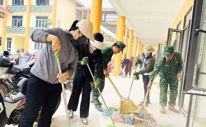 Cán bộ Đồn Biên phòng Chiềng On giúp Trường Phổ thông nội trú Tiểu học và THCS Yên Sơn vệ sinh trường học chuẩn bị cho ngày khai giảng.
