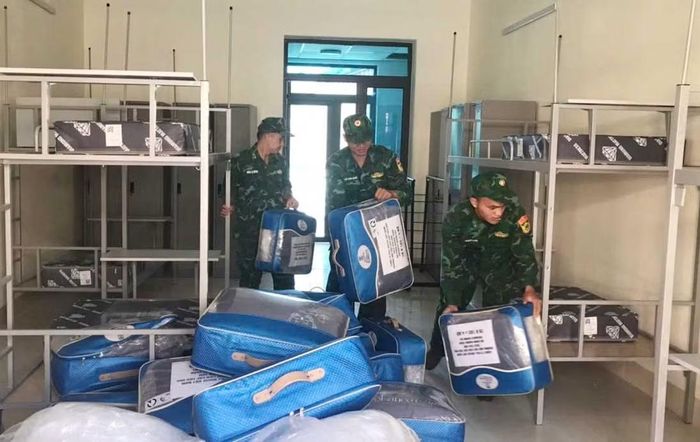 Cán bộ Đồn Biên phòng Chiềng On giúp Trường Phổ thông nội trú Tiểu học và THCS Yên Sơn vệ sinh phòng ăn, nhà bếp.