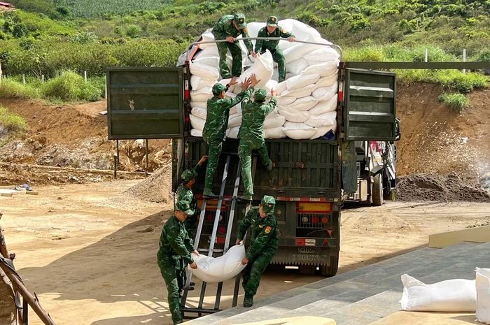 Thượng tá Vì Văn Chương, Phó Chủ nhiệm Chính trị Ban Chỉ huy Bộ đội Biên phòng Sơn La chia sẻ, hoạt động thiết thực này không chỉ góp phần giúp các nhà trường có diện mạo khang trang, sạch đẹp trước thềm năm học mới, mà còn thể hiện tinh thần trách nhiệm, tình cảm và sự gắn bó của cán bộ, chiến sĩ Bộ đội Biên phòng với thầy và trò nơi biên giới. Qua đó, góp phần củng cố tình đoàn kết quân dân, xây dựng thế trận lòng dân ngày càng vững chắc.